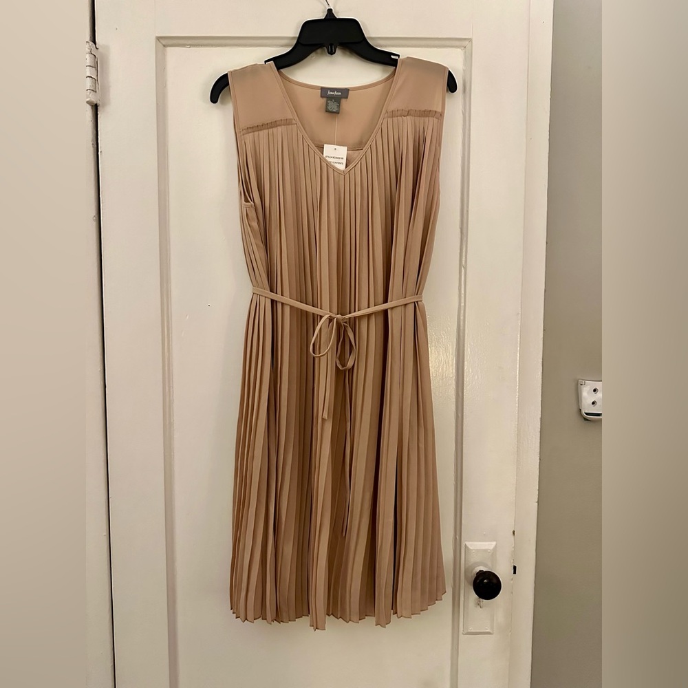 Neiman Marcus. Pleated Shift Dress. Tan. Large. NWT.